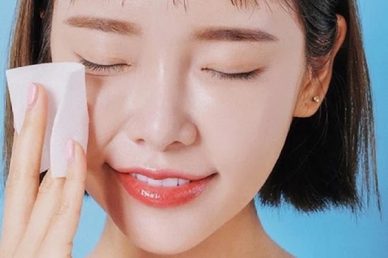 Ưu tiên sữa rửa mặt dạng dầu hoặc sáp để bảo vệ độ ẩm tự nhiên cho làn da đang nhạy cảm.