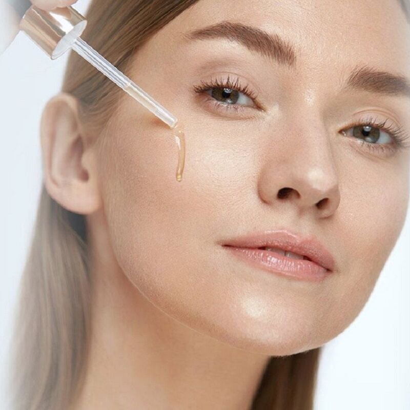 Phương pháp "Sandwich ẩm" giúp tối đa hóa hiệu quả của tinh chất phục hồi và kem dưỡng.