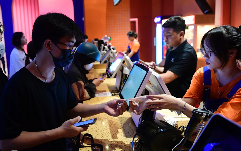 Khán giả cần lưu ý mang theo giấy tờ tùy thân để xác minh độ tuổi T13 khi đến xem "Mưa Đỏ" tại rạp.