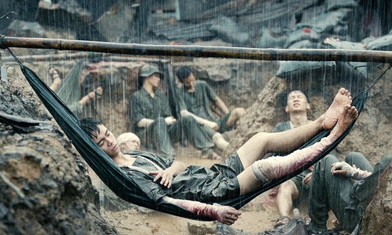 "Mưa Đỏ" không chỉ có bom đạn mà còn lấy đi nước mắt khán giả bởi những câu chuyện tình yêu và tình đồng đội sâu sắc.