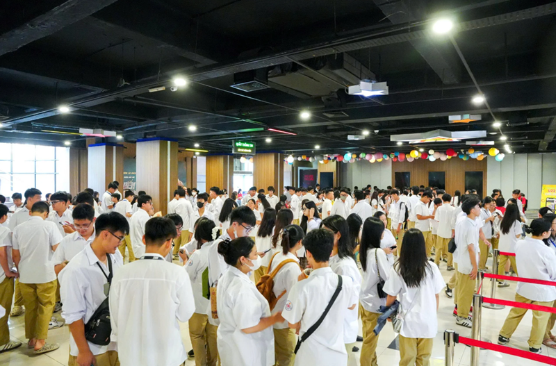 Bộ phim thu hút đông đảo khán giả trẻ, trở thành cầu nối giúp thế hệ Gen Z hiểu và yêu thêm lịch sử cha ông.