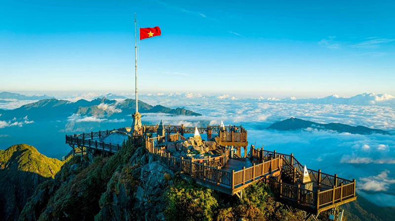 Biển mây bồng bềnh ôm trọn thung lũng lúa chín dưới chân đỉnh Fansipan, món quà đặc quyền mà mùa thu dành tặng cho du khách ghé thăm Sapa.