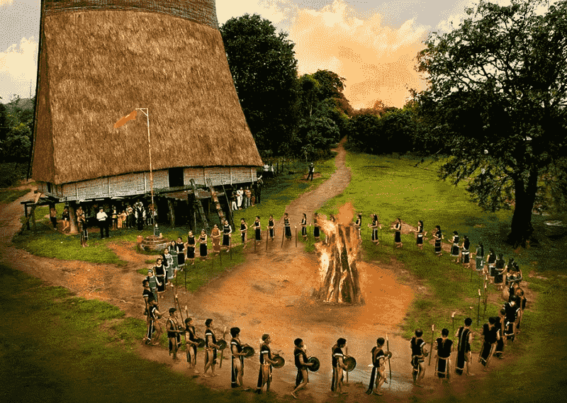 Những cung đường uốn lượn tại cao nguyên bắt đầu bừng sáng bởi sắc vàng của dã quỳ, loài hoa báo hiệu mùa khô rực rỡ đã về.