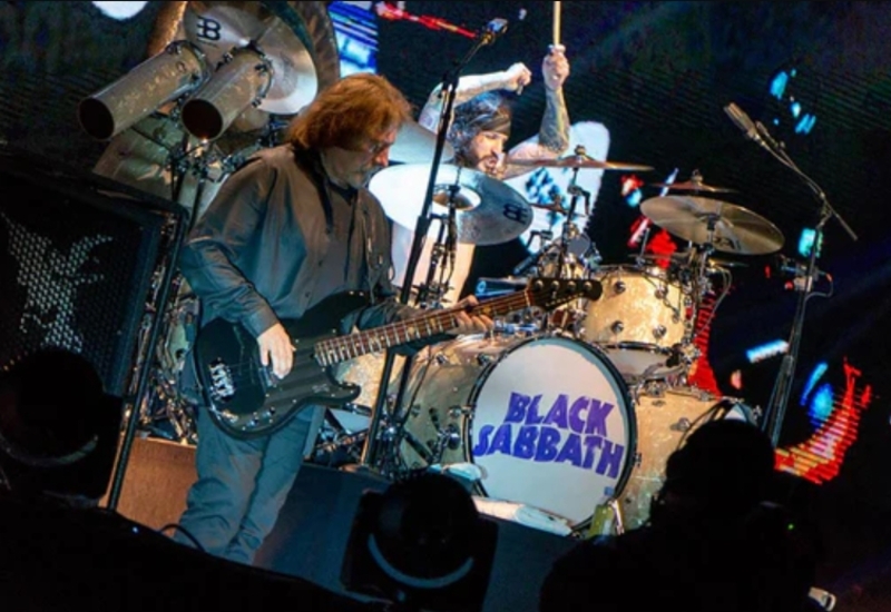 Hard Rock nổi bật với các bản hit năng lượng cao và các riff guitar mạnh mẽ từ AC/DC, Aerosmith và Guns N' Roses. 