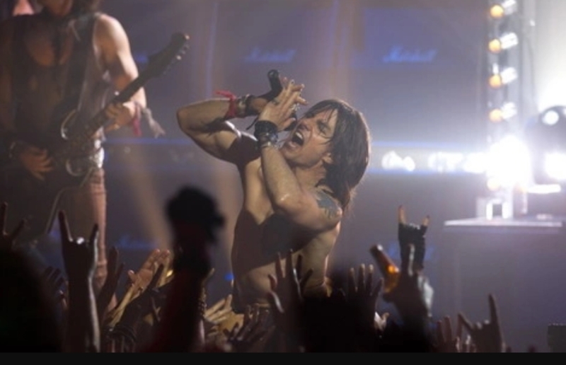 Nhạc Rock đóng góp mạnh mẽ vào nền điện ảnh, với những bộ phim như "Almost Famous" và "Rock of Ages" phản ánh cuộc sống của các nghệ sĩ Rock. 