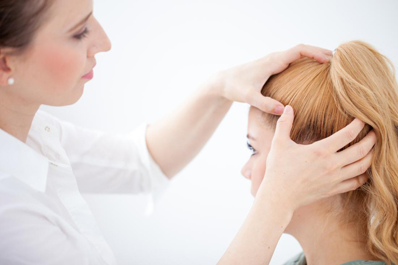 Điều trị nấm da đầu thường cần thuốc kháng nấm phù hợp và hướng dẫn từ bác sĩ da liễu. 