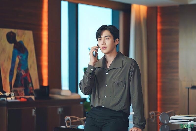 Han Ji-pyeong gây ấn tượng với hình ảnh nhà đầu tư sắc sảo nhưng giàu tình cảm. 