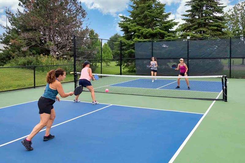 So với Tennis, lưới Pickleball thấp hơn đáng kể, đòi hỏi người chơi phải hạ thấp trọng tâm khi đánh bóng.