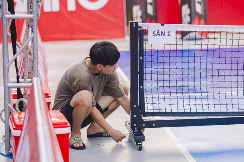 Sử dụng đai giữ lưới ở giữa sân để đảm bảo độ võng không bị sai lệch trong suốt quá trình thi đấu.