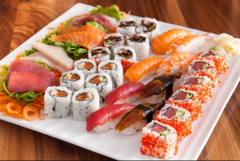 Sushi được yêu thích nhờ hương vị thanh nhẹ, hình thức đẹp mắt và sự đa dạng phù hợp với nhiều khẩu vị.