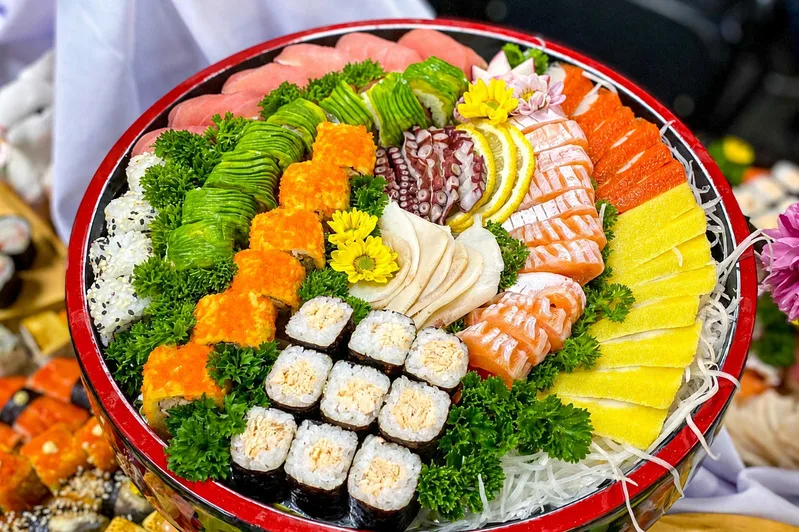 Một phần sushi ngon cần có cơm giấm chuẩn vị, topping tươi và gia vị ăn kèm hài hòa.