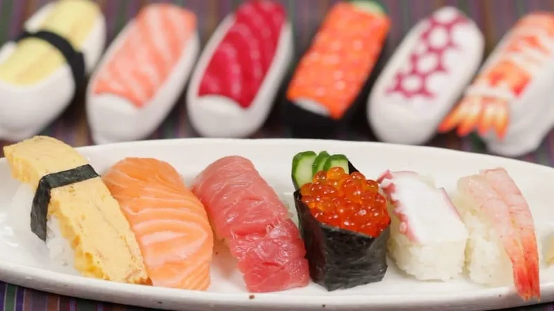 Nigiri sushi gồm cơm nắm nhỏ bên dưới và lát cá hoặc hải sản đặt gọn phía trên.