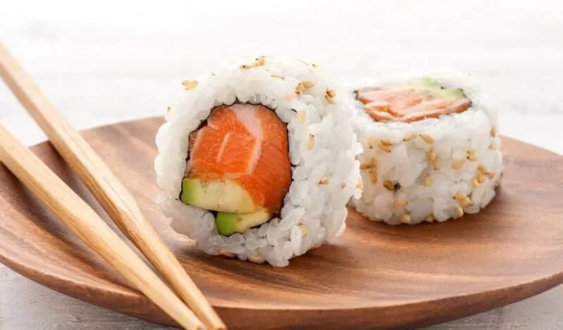 Uramaki là sushi cuộn ngược với cơm nằm bên ngoài, thường có mè, trứng cá hoặc sốt phủ bên trên.