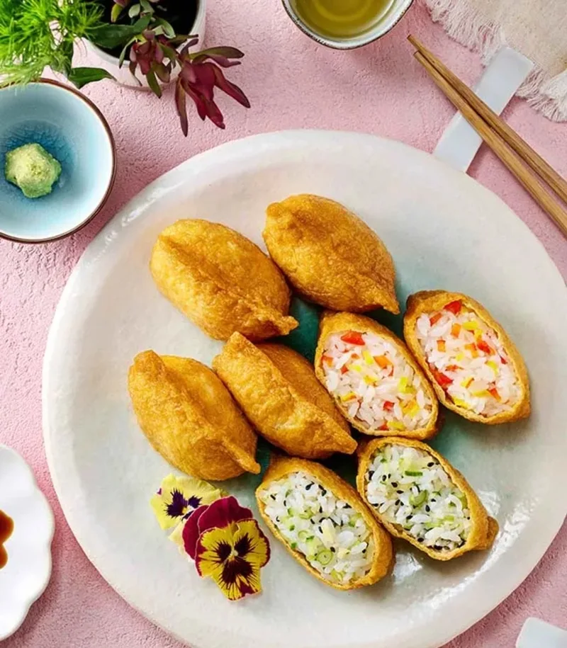 Inari sushi là cơm sushi nhồi trong túi đậu hũ chiên ngọt, mềm và dễ ăn.