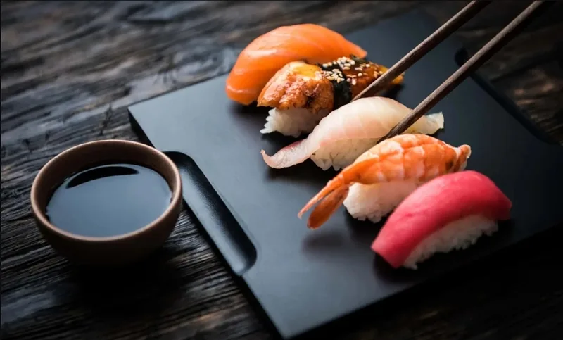 Sushi thể hiện tinh thần tinh tế, tối giản và sự tôn trọng nguyên liệu trong văn hóa ẩm thực Nhật Bản.