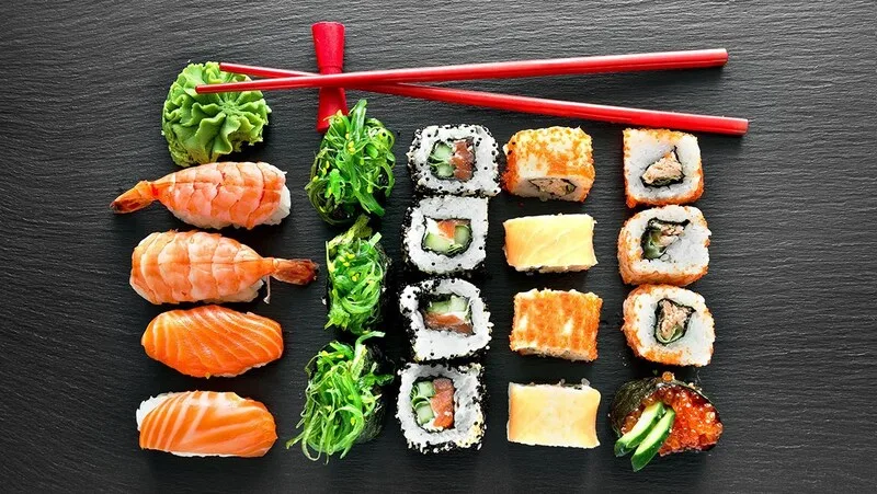 Sushi là món ăn Nhật Bản nổi bật với cơm trộn giấm kết hợp cùng cá, hải sản, trứng, rau củ hoặc rong biển.