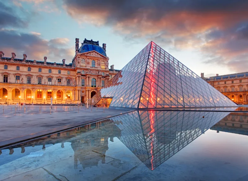 Louvre kết hợp hài hòa giữa kiến trúc cổ điển và hiện đại